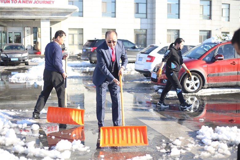 冬日掃雪暖人心 員工出行保安全